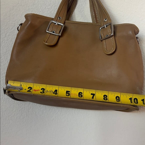 Elegant Tan Leather Handbag - Picture 6 of 6